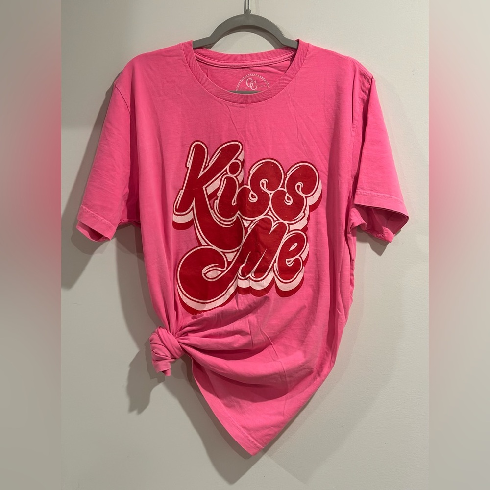 NWOT Kiss Me Tee